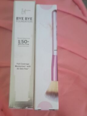 it cosmetics Bye Bye Foundation SPF 50+ with Pink-Handled Brush